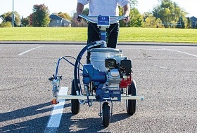 Каким инструментом рабочие наносят разметку на автодороге?