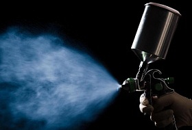 Какой краскопульт меньше образует тумана?